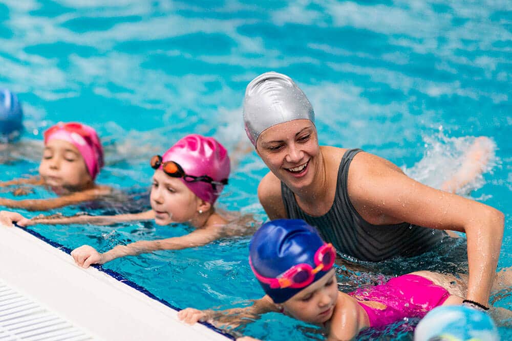 Əsas vurğu rəqabətə deyil, sağlam həyat tərzinə, dostluq mühitinə yönəldilməlidir 9 the importance of learning to swim instructor teaching kids - Futbolinfo.az